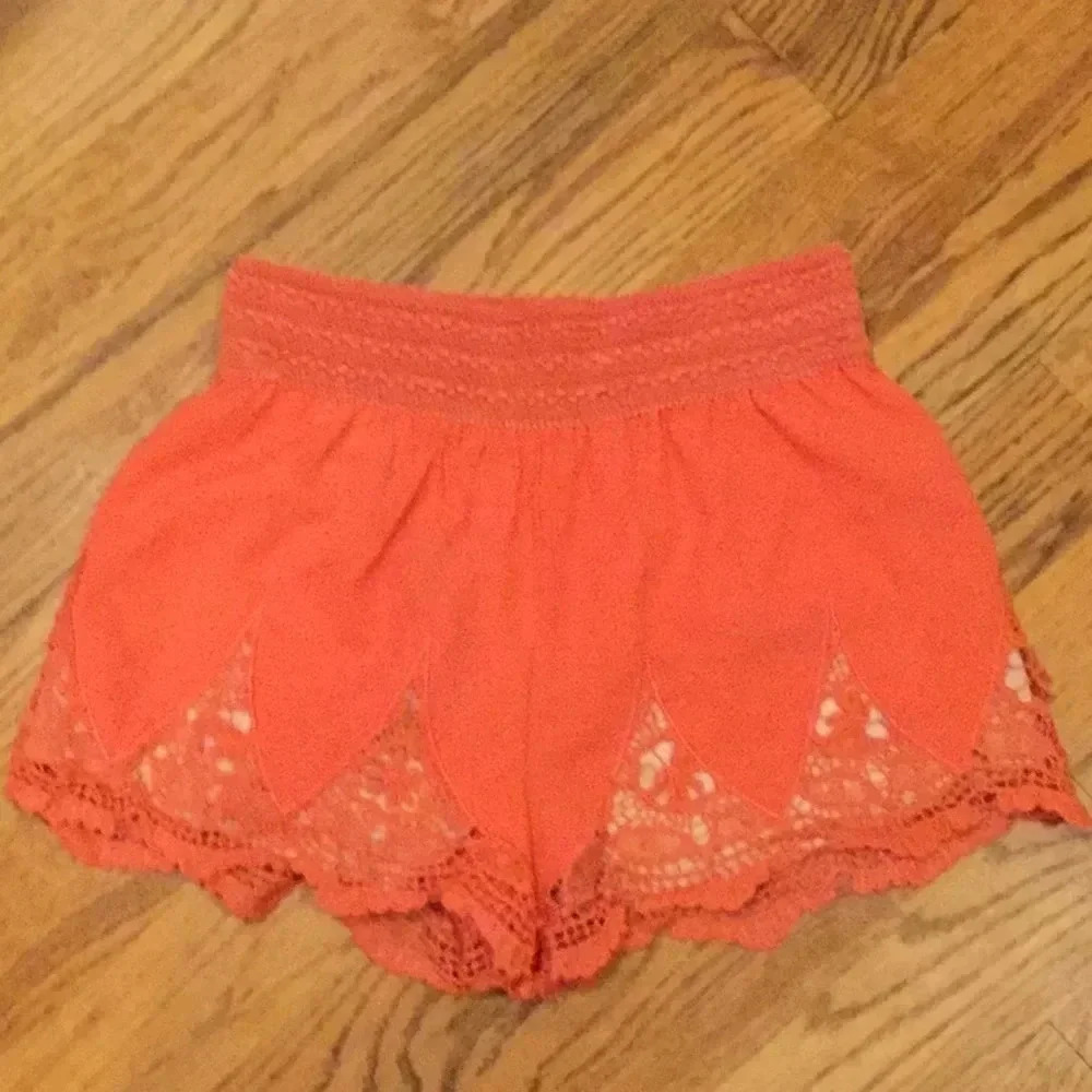Alt. B Coral Flowy Lace Shorts‎